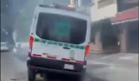 Conductor de ambulancia del IMSS presuntamente ebrio atropella a peat&oacute;n y choca 6 autos en Azcapotzalco