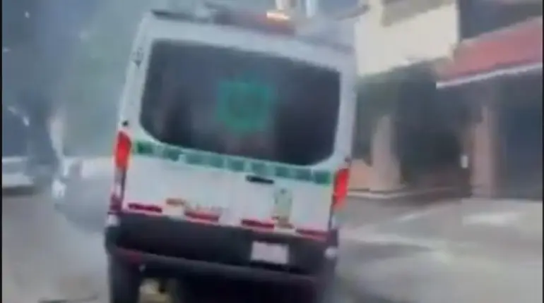 Conductor de ambulancia del IMSS presuntamente ebrio atropella a peat&oacute;n y choca 6 autos en Azcapotzalco