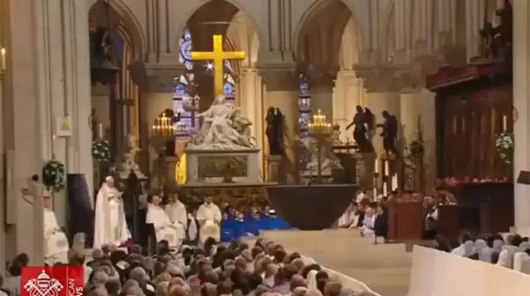Le&oacute;n XIV, primer Papa en entrar a la Catedral de Notre Dame tras su reconstrucci&oacute;n