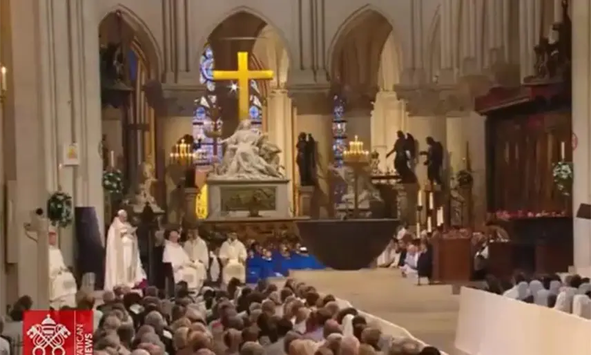León XIV, primer Papa en entrar a la Catedral de Notre Dame tras su reconstrucción