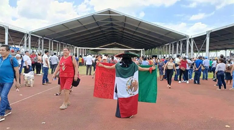 Se manifiesta tabasque&ntilde;a durante evento de Sheinbaum y acusa presunta red de tr&aacute;fico de influencias en el Estado
