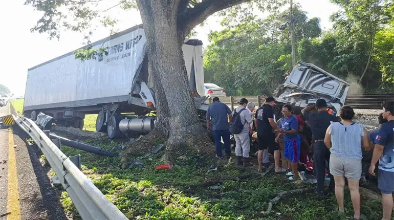 Tr&aacute;iler choca contra &aacute;rbol en la C&aacute;rdenas-Villahermosa; operador es rescatado