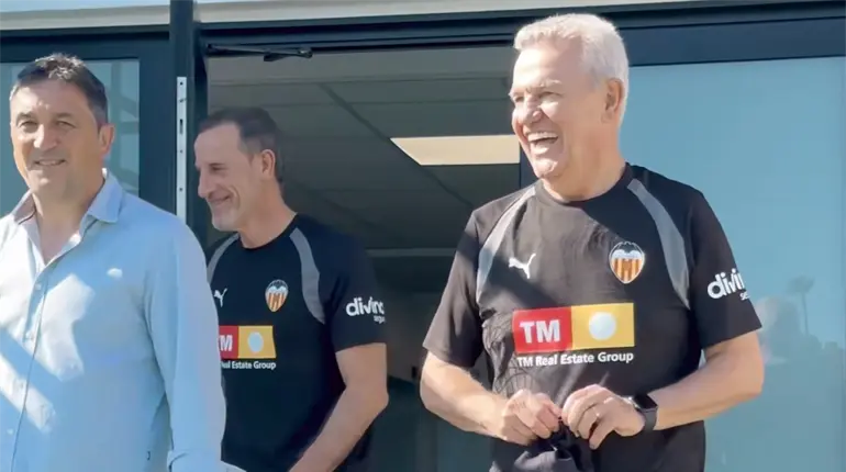 Javier Aguirre dirige su primera pr&aacute;ctica como entrenador del Valencia