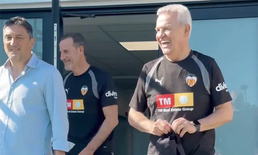 Javier Aguirre dirige su primera práctica como entrenador del Valencia