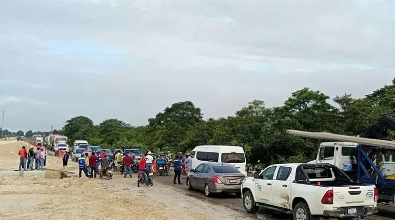 Tras anegaciones por lluvia, bloquean la Villahermosa –Esc&aacute;rcega