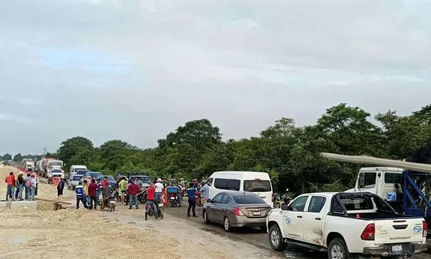 Tras anegaciones por lluvia, bloquean la Villahermosa –Escárcega