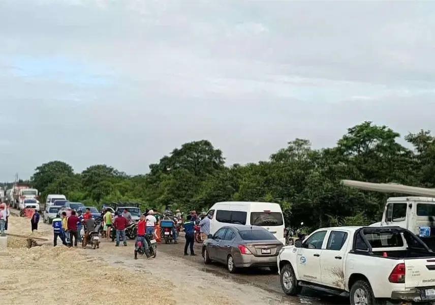 Tras anegaciones por lluvia, bloquean la Villahermosa –Esc&aacute;rcega