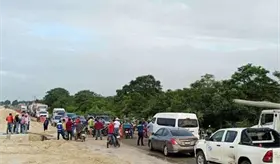 Tras anegaciones por lluvia, bloquean la Villahermosa-Esc&aacute;rcega