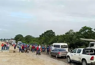 Tras anegaciones por lluvia, bloquean la Villahermosa-Esc&aacute;rcega