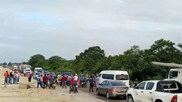 Tras anegaciones por lluvia, bloquean la Villahermosa-Esc&aacute;rcega