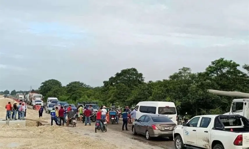 Tras anegaciones por lluvia, bloquean la Villahermosa-Escárcega