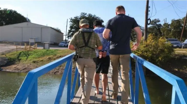 Operaci&oacute;n de ICE en Texas deja 121 detenidos, incluidos a dos integrantes del Tren de Aragua