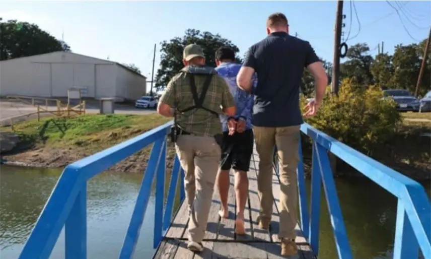 Operación de ICE en Texas deja 121 detenidos, incluidos a dos integrantes del Tren de Aragua