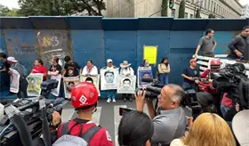 Padres de los 43 normalistas se manifiestan afuera de la SCJN; exigen a Hugo Aguilar recibirlos