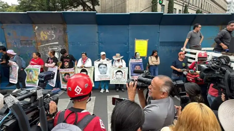 Padres de los 43 normalistas se manifiestan afuera de la SCJN; exigen a Hugo Aguilar recibirlos