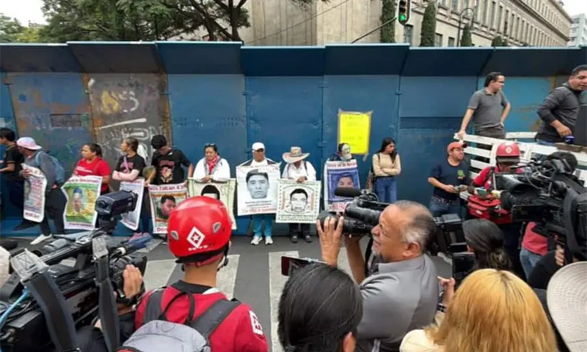 Padres de los 43 normalistas se manifiesta afuera de la SCJN y exigen a Hugo Aguilar recibirlos