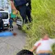 Tr&aacute;iler con mercanc&iacute;a es rapi&ntilde;ado tras volcadura en la carretera Coatzacoalcos -Villahermosa