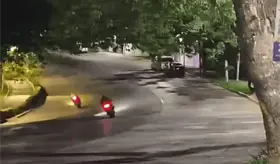 Captan a motociclistas haciendo carreras en el vel&oacute;dromo de la Ciudad Deportiva