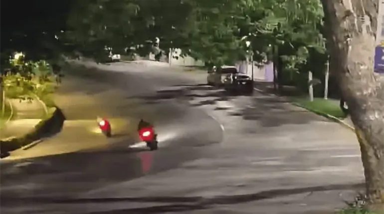 Captan a motociclistas haciendo carreras en el vel&oacute;dromo de la Ciudad Deportiva