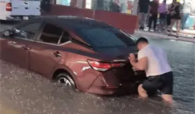 Lluvias generan anegaciones en calles de Macuspana este viernes