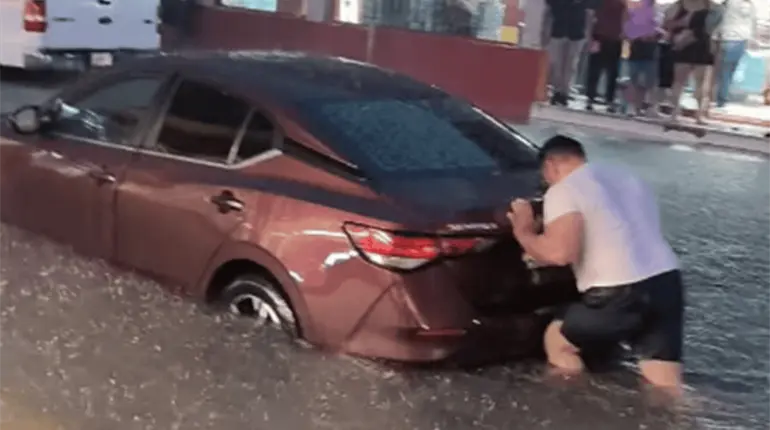 Lluvias generan anegaciones en calles de Macuspana este viernes