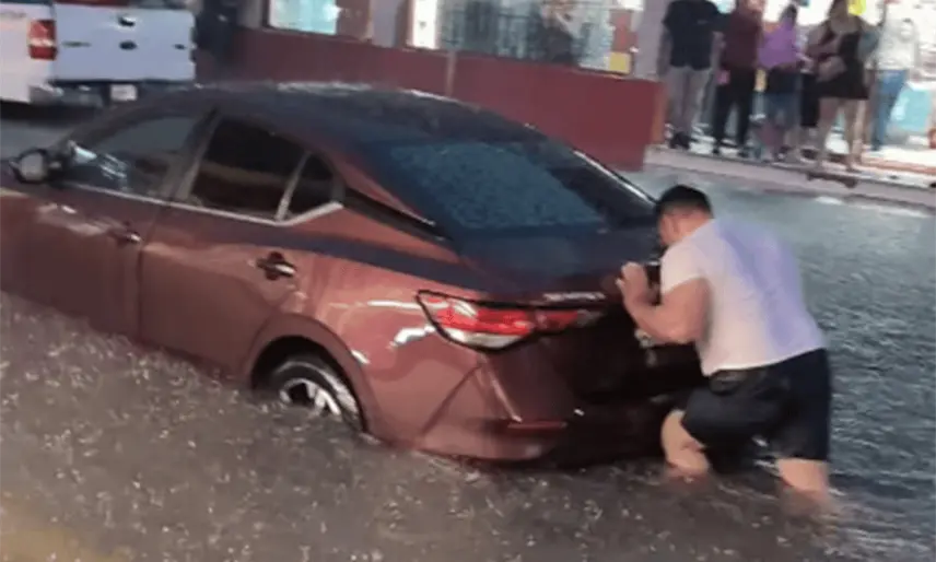 Lluvias generan anegaciones en calles de Macuspana este viernes
