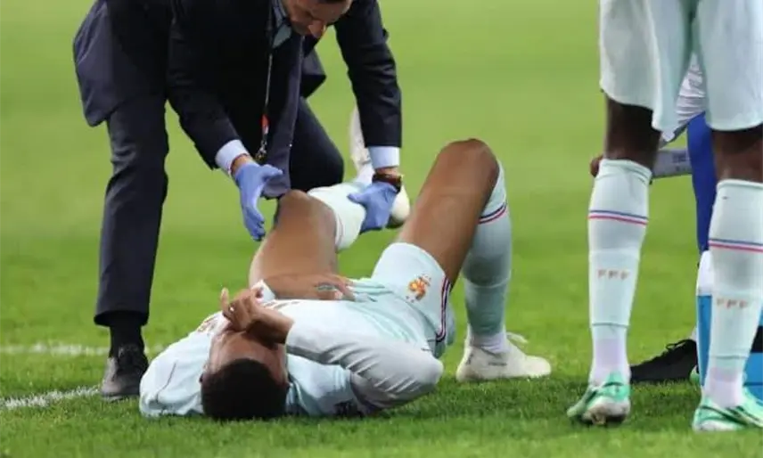 Mbappé es baja con la Selección de Francia por lesión en la rodilla