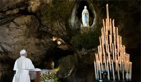 Obsequia Le&oacute;n XIV rosa de oro a la Virgen de Lourdes durante su visita al Santuario mariano
