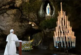 Obsequia Le&oacute;n XIV rosa de oro a la Virgen de Lourdes durante visita al Santuario mariano