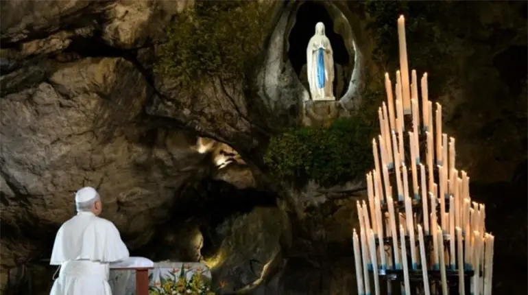 Obsequia Le&oacute;n XIV rosa de oro a la Virgen de Lourdes durante su visita al Santuario mariano