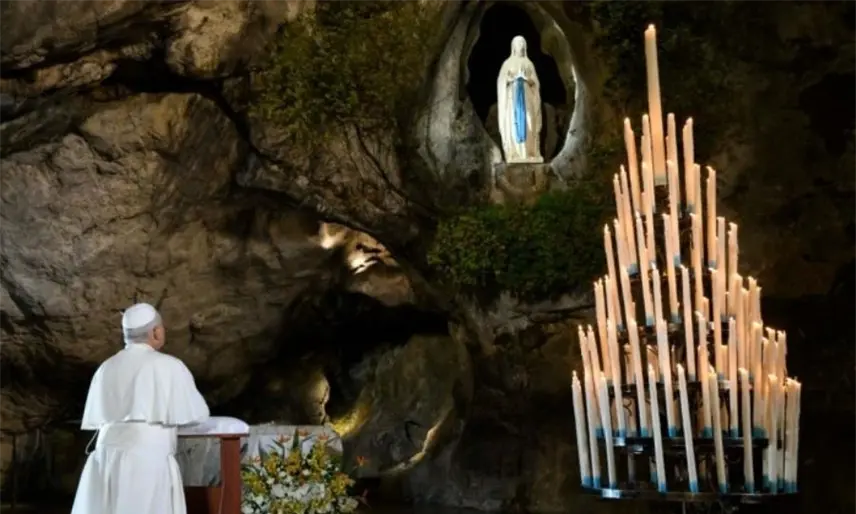 Obsequia León XIV rosa de oro a la Virgen de Lourdes durante su visita al Santuario mariano