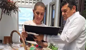 Obsequian productos tabasque&ntilde;os y telar de Jonuta a presidenta Sheinbaum