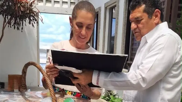 Obsequian productos tabasque&ntilde;os y telar de Jonuta a presidenta Sheinbaum