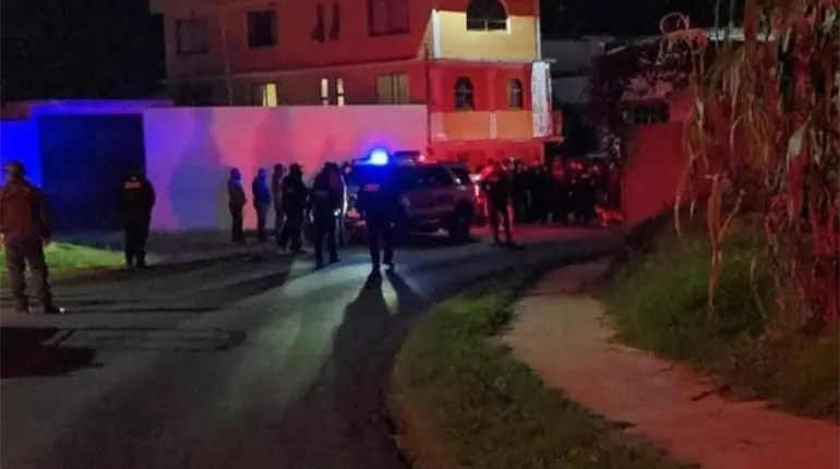Golpean e intentan quemar vivos a 2 hombres tras intento de asalto en bar de Tlaxcala