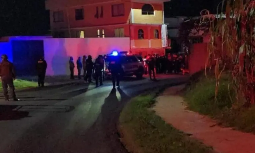 Golpean e intentan quemar vivos a 2 hombres tras intento de asalto en bar de Tlaxcala