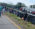 Tr&aacute;iler con mercanc&iacute;a es rapi&ntilde;ado tras volcadura en la carretera Coatzacoalcos -Villahermosa