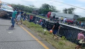 Tr&aacute;iler con mercanc&iacute;a es rapi&ntilde;ado tras volcadura en la carretera Coatzacoalcos -Villahermosa