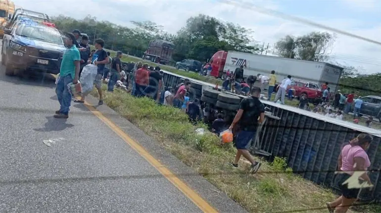 Tr&aacute;iler con mercanc&iacute;a es rapi&ntilde;ado tras volcadura en la carretera Coatzacoalcos -Villahermosa