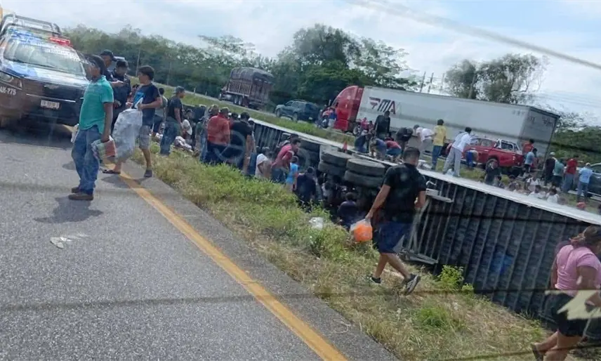 Tráiler con mercancía es rapiñado tras volcadura en la carretera Coatzacoalcos -Villahermosa