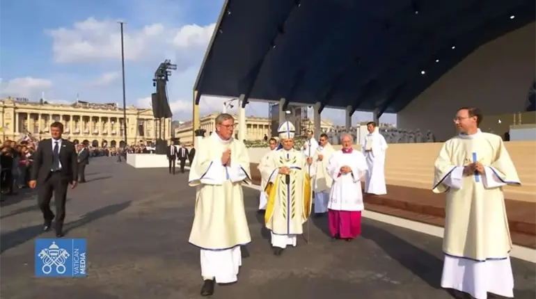 Le&oacute;n XIV congrega a 700 mil fieles en el coraz&oacute;n de Francia y llama a saciar la sed espiritual en Cristo