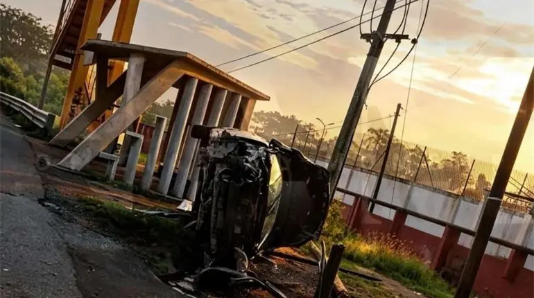 Abandona su autom&oacute;vil tras aparatosa volcadura en la Villahermosa-Frontera