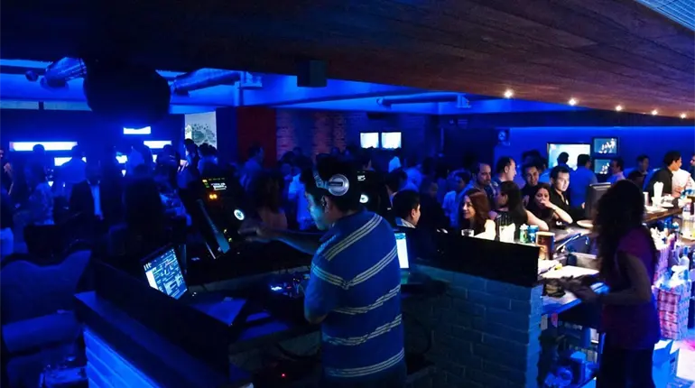 Sujeto armado dispara contra el bar The Boss Place en Galer&iacute;as Tabasco 2000 tras ser desalojado