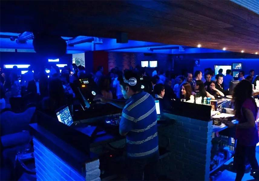Sujeto armado dispara contra bar The Boss en Galer&iacute;as tras ser desalojado