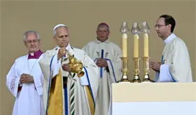 Le&oacute;n XIV llama a saciar la sed espiritual en Cristo ante 700 mil fieles en Par&iacute;s