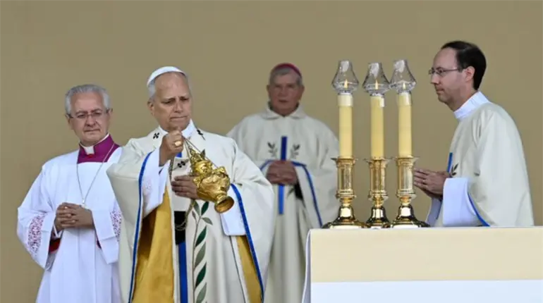Le&oacute;n XIV llama a saciar la sed espiritual en Cristo ante 700 mil fieles en Par&iacute;s