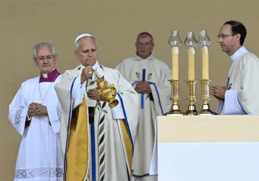 Le&oacute;n XIV llama a saciar la sed espiritual en Cristo ante 700 mil fieles en Par&iacute;s