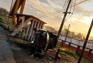 Abandona su autom&oacute;vil tras sufrir una aparatosa volcadura en la v&iacute;a Villahermosa–Frontera