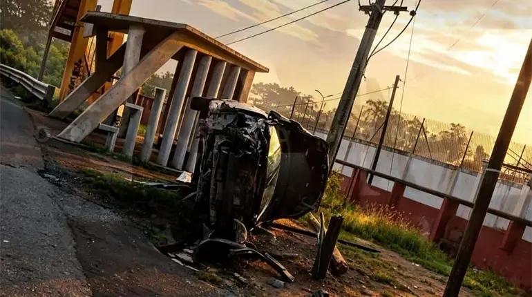 Abandona su autom&oacute;vil tras sufrir una aparatosa volcadura en la v&iacute;a Villahermosa–Frontera
