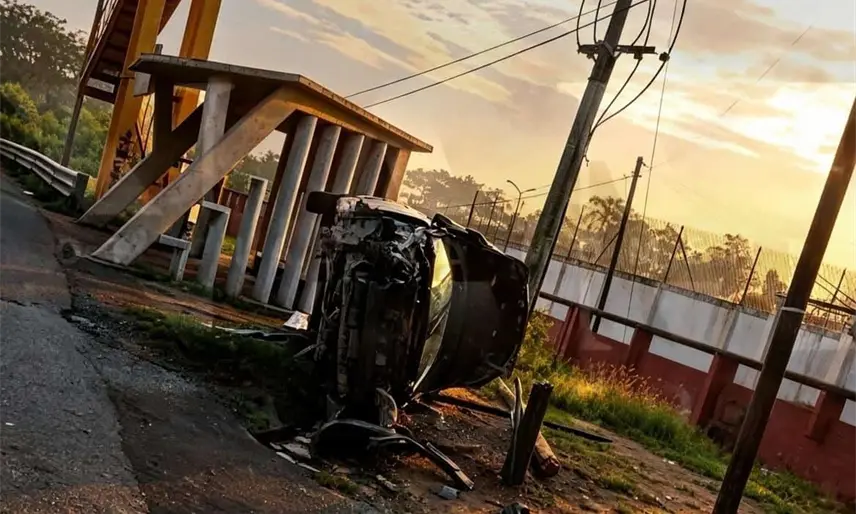 Abandona su automóvil tras sufrir una aparatosa volcadura en la vía Villahermosa–Frontera