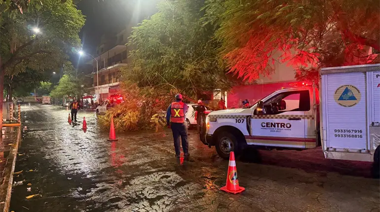 Lluvias dejan anegaciones y apagones en municipios de Tabasco